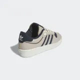 Championes Adidas Rivalry 86 Low color beige con detalles en azul marino.
