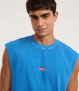 Musculosa sin mangas, corte boxy, color azul celeste con efecto desteñido. Presenta un pequeño logo bordado en el pecho.