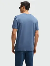 Camiseta color tostado de corte clásico con cuello redondo y logo bordado en el pecho.