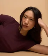 Blusa color beige de viscosa con elastano, de manga corta, cuello redondo, textura acanalada y bajo ondulado.