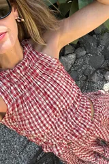 Top corto con estampado vichy en rojo y blanco, con breteles finos y detalle de fruncido en el escote.