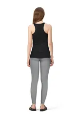 Musculosa negra de bretel ancho y corte holgado.