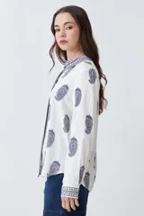 Camisa de manga larga color blanco con estampado de arabescos en azul marino.