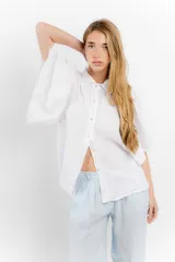 Camisa blanca de lino con cuello clásico y mangas cortas amplias.