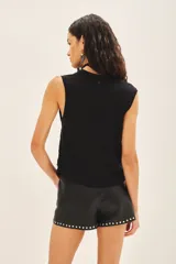 Musculosa blanca de encaje con cuello redondo.