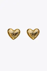 Par de aros dorados con forma de corazón en relieve.