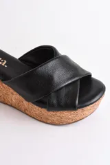 Sandalia dorada con plataforma de corcho, tiras cruzadas de cuero y plantilla acolchada.