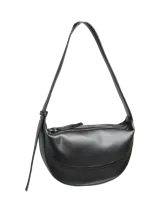 Bolso de hombro negro de tela recubierta con cierre y correa ajustable. Tiene bolsillos interiores y forro completo, con detalle de costuras.