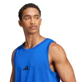 Musculosa deportiva Adidas color azul brillante, con cuello redondo y sisas amplias. Presenta el logo Badge of Sport de Adidas en color negro en el pecho.