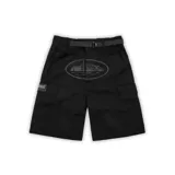 Short cargo negro con estampado del logo de Alcatraz en gris. Incluye cinturón ajustable.