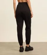 Pantalón deportivo color morado, de algodón y poliéster, con cintura elástica y bolsillos laterales.