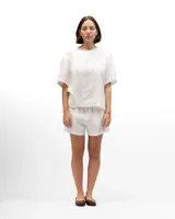 Camisa de lino blanca de mangas cortas y corte holgado.