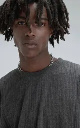 Sudadera sin mangas de cuello redondo, color gris oscuro, confeccionada en tejido de hilo liviano con textura acanalada y recortes superpuestos que crean un efecto de relieve asimétrico.