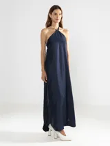 Vestido largo blanco de lino italiano con hilo metalizado y escote halter ajustable con cordón.