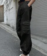 Pantalón cargo negro de corte holgado, con bolsillos laterales y cintura elástica.