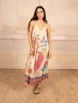 Vestido midi de tirantes finos con estampado de tigres, palmeras y limones. Tiene detalles de lurex y un borde con diseño geométrico. Incluye un cintillo para el pelo a juego.