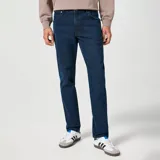 Pantalón de jean Wrangler modelo River, de corte recto, color azul oscuro.