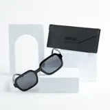 Lentes de sol rectangulares negros con lentes grises y estuche rígido negro con logo Berna.