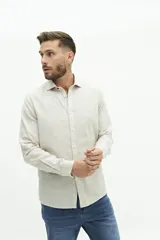 Camisa de manga larga color verde oliva, confeccionada en una mezcla de lino y algodón. Presenta un corte semi slim, cuello camisero y un pequeño logo bordado en el pecho.