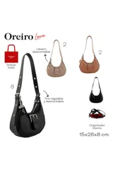 Bolso de hombro tipo baguette color camel, con correa ajustable y hebilla decorativa en el frente. Incluye un charm colgante con el logo de la marca.