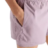 Short deportivo 2 en 1 New Balance color lila, con calza interior ajustada y short exterior holgado.