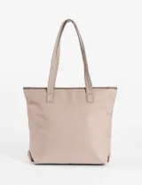 Cartera tipo shopper color verde oliva, con asas de hombro y detalles de correas con argollas metálicas. Incluye dos monederos redondos removibles colgando de una de las correas.