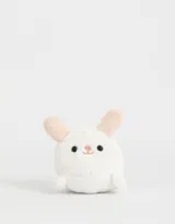 Llavero con forma de conejo blanco de peluche con orejas rosadas.
