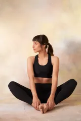 Calza larga de lycra negra, tiro alto y calce ajustado.