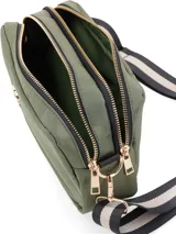 Bandolera rectangular color verde oliva, de tela acolchada con logo metálico de la marca. Tiene correa textil regulable a rayas horizontales en blanco, negro y gris.