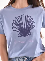 Remera lila con estampado frontal con la frase "Gracias por nada".