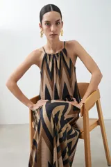 Vestido largo de tirantes finos con estampado zig-zag en tonos tostado, marrón y negro.