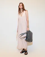 Vestido largo evasé de lino color rosa pálido, con escote en V con puntilla de algodón, tiras regulables y tajos laterales y delanteros.