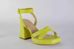 Sandalias de plataforma color lila con tiras cruzadas y pulsera al tobillo.