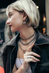 Gargantilla plateada de acero inoxidable con cadena de eslabones y púas metálicas.