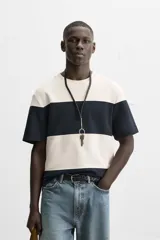 Camiseta negra relaxed fit confeccionada en tejido de algodón compacto con estructura piqué, cuello redondo y manga corta.