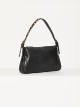 Cartera tipo baguette color celeste, confeccionada en cuero vacuno flor. Incluye correa regulable en combinación de cuero y pelo vacuno, con hebillas metálicas personalizadas.