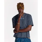 Camiseta gris con estampado de estrellas y texto en color celeste.