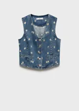 Chaleco denim con bordado de margaritas, corte crop, cuello en V y cierre frontal con botones.