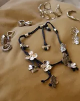 Anillo dorado con diseño de tres bandas entrelazadas.