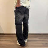 Pantalón jean celeste de corte recto con bolsillos cargo laterales.