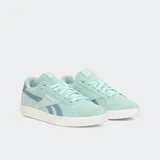 Championes Reebok Court Retro color verde agua con detalles en azul y suela blanca.