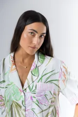 Camisa corta de algodón estampado con cuello clásico, abotonada adelante con vivo y mangas cortas.