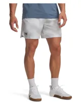 Short deportivo Under Armour modelo Vanish Woven, color gris claro, con logo negro en el muslo izquierdo. Presenta un corte por encima de la rodilla y aberturas laterales en el ruedo.