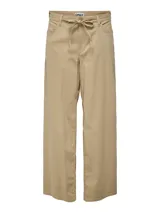 Pantalón color beige de corte recto con cintura con cordón ajustable, bolsillos laterales y traseros. Marca Only.