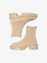 Botas Chelsea color beige, con elásticos laterales, caña media y suela track con pequeño tacón.
