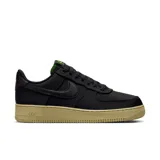 Championes Nike Air Force 1 '07 Lv8 para hombre, color negro con detalles en verde y suela color crema.