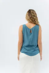 Musculosa amarilla pastel con escote redondo y detalle de lágrima en la espalda.