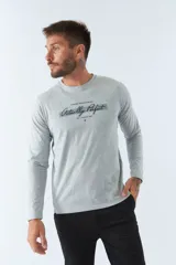 Remera gris de manga larga con cuello redondo y estampado frontal con la frase "Actually Perfect".