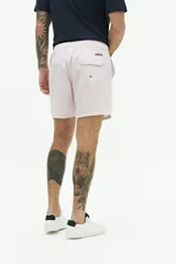 Short de baño estampado con efecto lavado, cintura fija con botón, dos bolsillos laterales y uno trasero. Tela ligera de rápido secado con logo bordado.