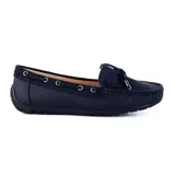 Mocasines color crudo con detalle de lazo y herrajes dorados.